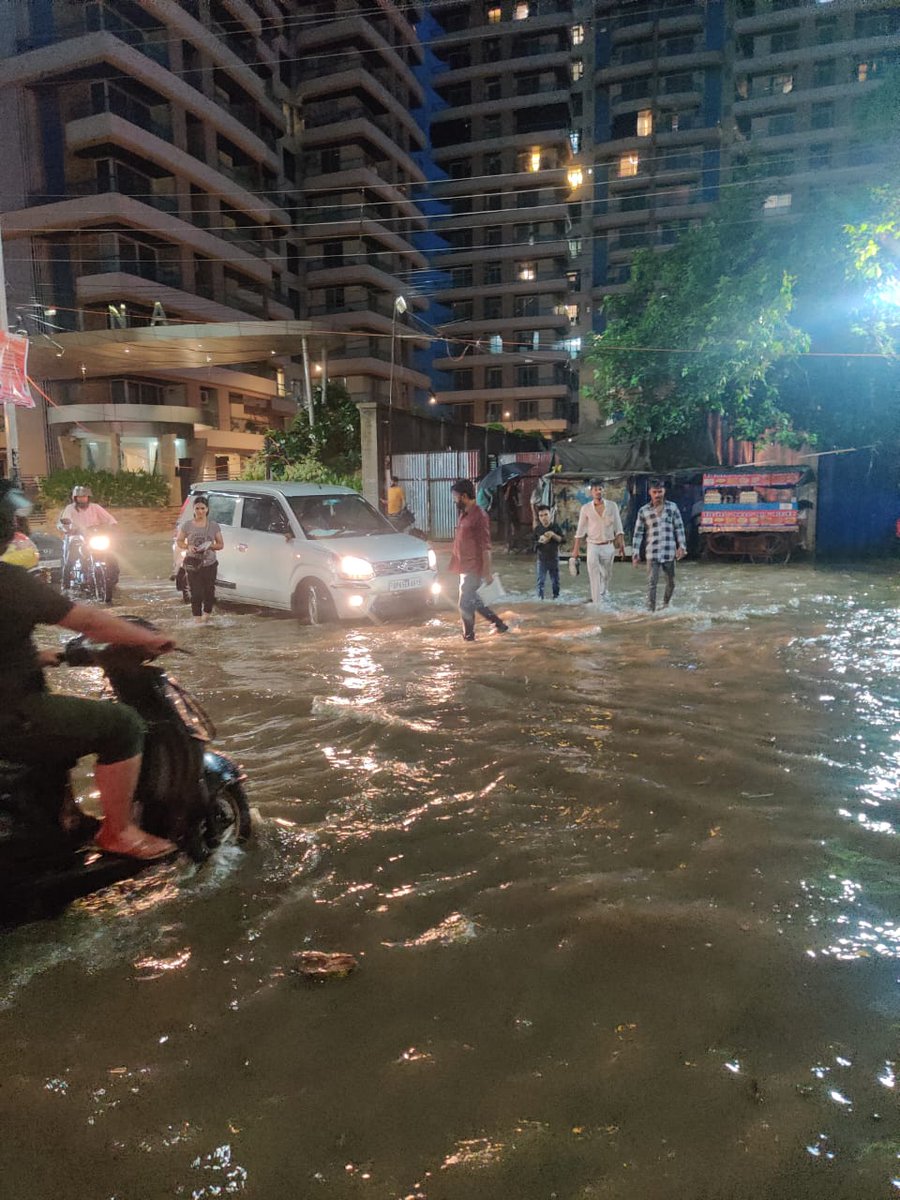 nnsushant's tweet image. पहली बारिश में बनारस हुआ पानी - पानी सारे दावे हुए फेल लोग हुए बेबस #firstrain #rain #monsoon #baarish #banaras #kashi