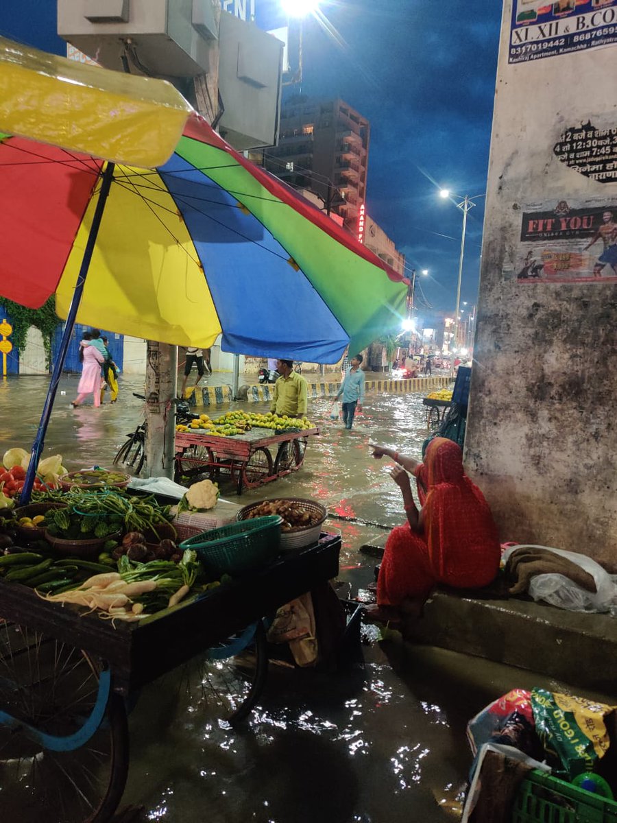 nnsushant's tweet image. पहली बारिश में बनारस हुआ पानी - पानी सारे दावे हुए फेल लोग हुए बेबस #firstrain #rain #monsoon #baarish #banaras #kashi