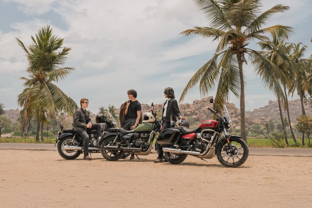 royalenfield's tweet image. With full tanks, straight into the horizon. #TakeItEasy

#Meteor350 #CruiseEasy #RoyalEnfieldCruising #RoyalEnfield #RidePure #PureMotorcycling