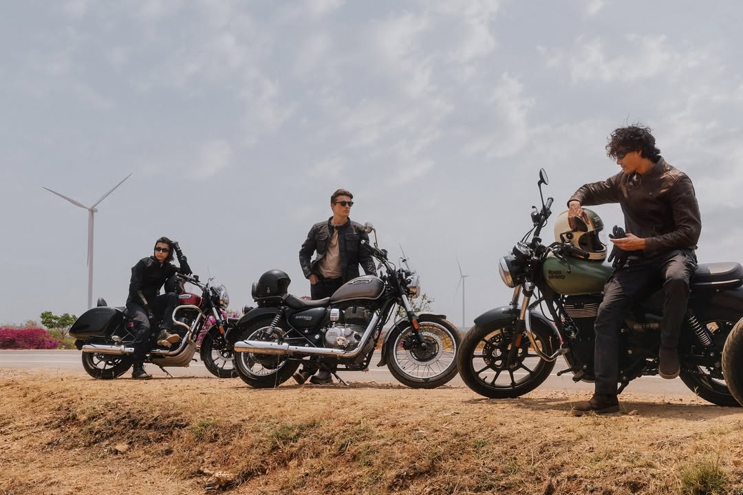royalenfield's tweet image. With full tanks, straight into the horizon. #TakeItEasy

#Meteor350 #CruiseEasy #RoyalEnfieldCruising #RoyalEnfield #RidePure #PureMotorcycling