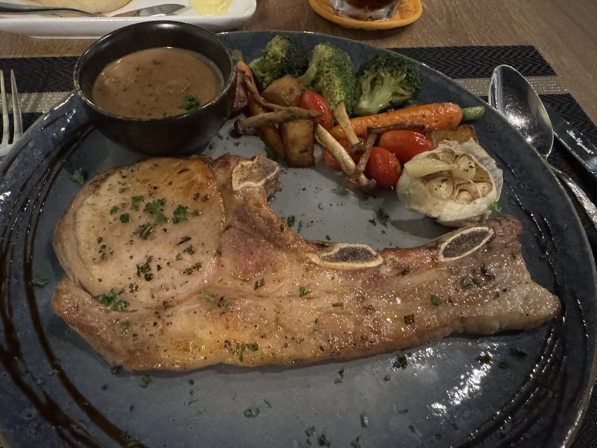 That photo 😶‍🌫️ However, then it was time for dinner - at <a href="/Louieson15/">Louies on 15 Bamboo & Bourbon</a>.