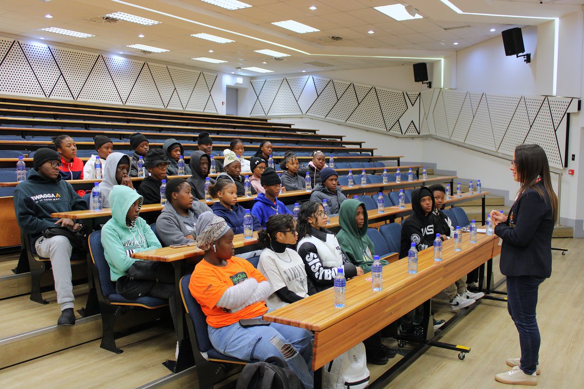 Future Africa is hosting a 3-day YiSTEM Tour to expose learners to careers in science &amp; health.

Day 1: At UP’s Health Sciences Faculty, learners met inspiring mentors, Prof Flavia Senkubuge, Kgodiso Tloane &amp; Itumeleng Mokwena.

#YiSTEM #FutureAfrica #YouthInSTEM #OneHealth