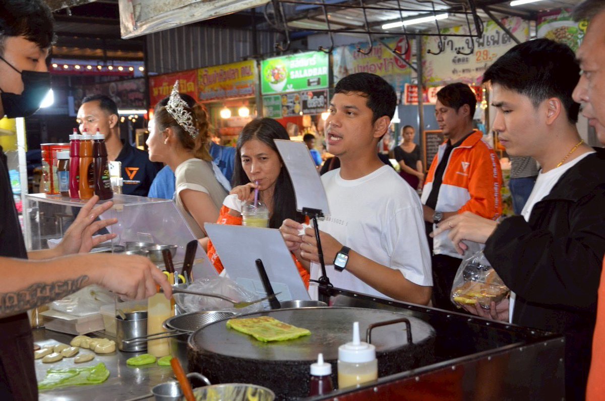 ChetawanPPLE's tweet image. [ พา Mrs. Thailand World ปทุมธานี ตะลุยชิมของอร่อย ตลาดลาดสวาย]

นำภาพบรรยากาศกิจกรรม ฐิตารีย์ ทวาสินฐิติรัช มิสซิสไทยแลนด์เวิลด์ จ.ปทุมธานี ( Mrs. Thailand World Pathumthani) มาเยี่ยมเยียนในพื้นที่พร้อมจัดกิจกรรมแนะนำร้านอาหารอร่อยในตลาดกลางลาดสวาย ต.ลาดสวาย อ.ลำลูกกา มาฝากครับ…