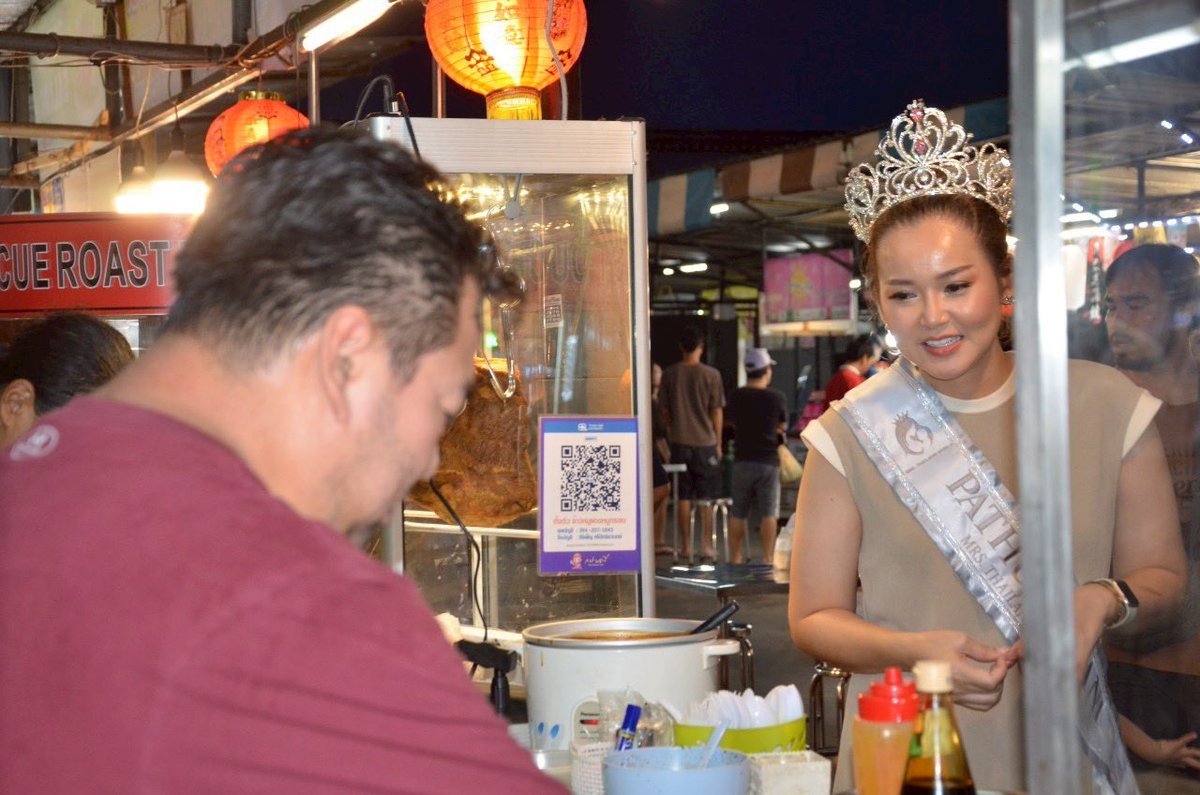 ChetawanPPLE's tweet image. [ พา Mrs. Thailand World ปทุมธานี ตะลุยชิมของอร่อย ตลาดลาดสวาย]

นำภาพบรรยากาศกิจกรรม ฐิตารีย์ ทวาสินฐิติรัช มิสซิสไทยแลนด์เวิลด์ จ.ปทุมธานี ( Mrs. Thailand World Pathumthani) มาเยี่ยมเยียนในพื้นที่พร้อมจัดกิจกรรมแนะนำร้านอาหารอร่อยในตลาดกลางลาดสวาย ต.ลาดสวาย อ.ลำลูกกา มาฝากครับ…