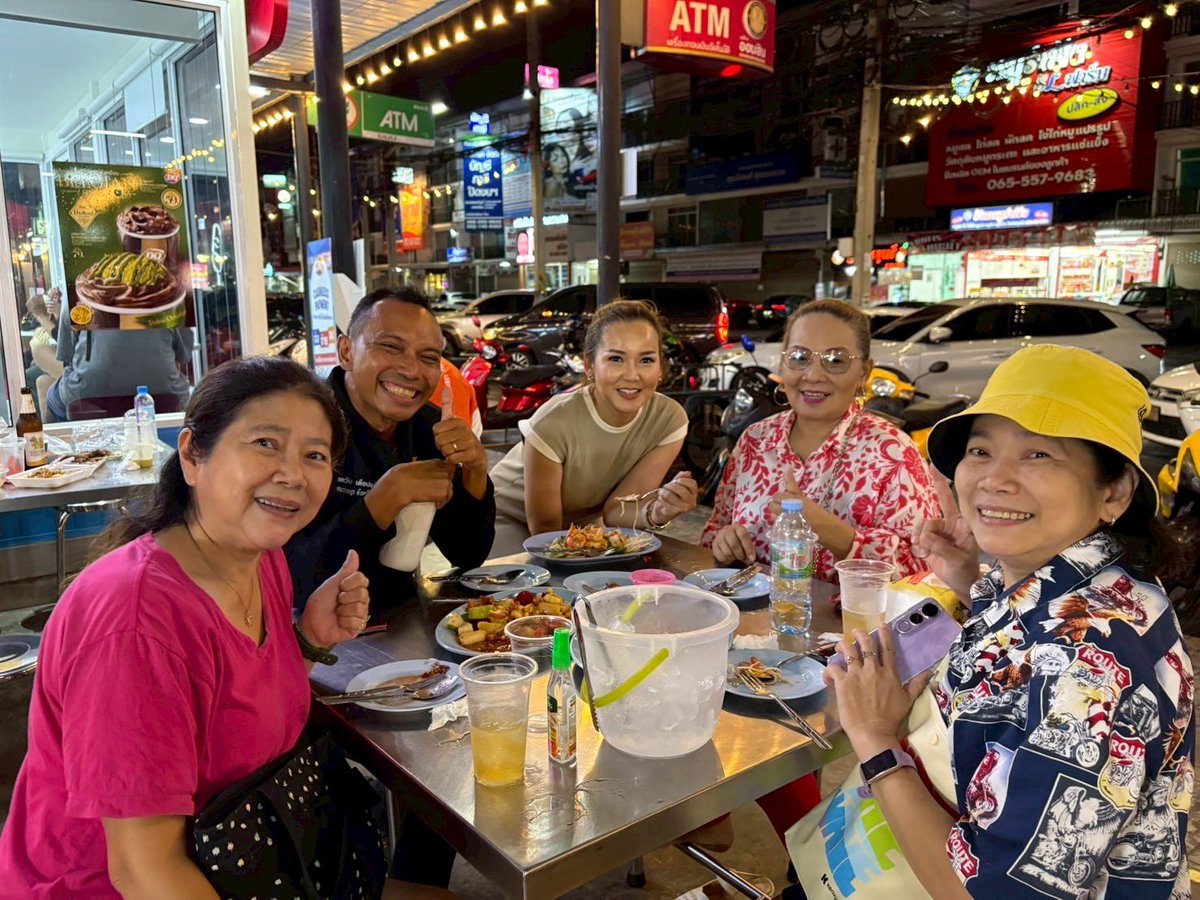 ChetawanPPLE's tweet image. [ พา Mrs. Thailand World ปทุมธานี ตะลุยชิมของอร่อย ตลาดลาดสวาย]

นำภาพบรรยากาศกิจกรรม ฐิตารีย์ ทวาสินฐิติรัช มิสซิสไทยแลนด์เวิลด์ จ.ปทุมธานี ( Mrs. Thailand World Pathumthani) มาเยี่ยมเยียนในพื้นที่พร้อมจัดกิจกรรมแนะนำร้านอาหารอร่อยในตลาดกลางลาดสวาย ต.ลาดสวาย อ.ลำลูกกา มาฝากครับ…