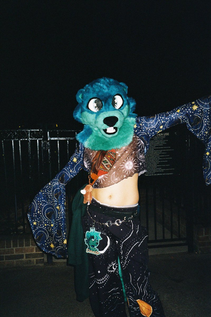 My shoes after one year and a half of being a carpenter... They look like 🤒this🤒 so I can look like ✨this✨ at night