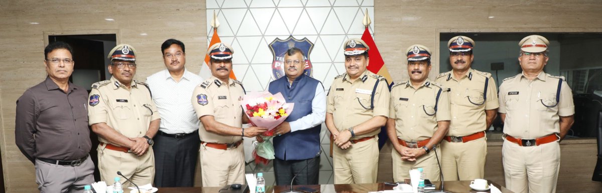 TelanganaCOPs's tweet photo. పోలీస్ శాఖ “ట్రబుల్ షూటర్”గా ఖ్యాతి గాంచిన IGP వి. సత్యనారాయణ, IPS పదవి విరమణ సందర్భంగా గౌరవ డీజీపీ జితేందర్, IPS ఆయన్ను సత్కరించి, ప్రశంసించారు. కార్యక్రమంలో ADGP  మహేష్ భగవత్, IPS సహా పలువురు ఉన్నతాధికారులు పాల్గొని అభినందించారు.
#telanganapolice https://t.co/PoMsj2ULVO
