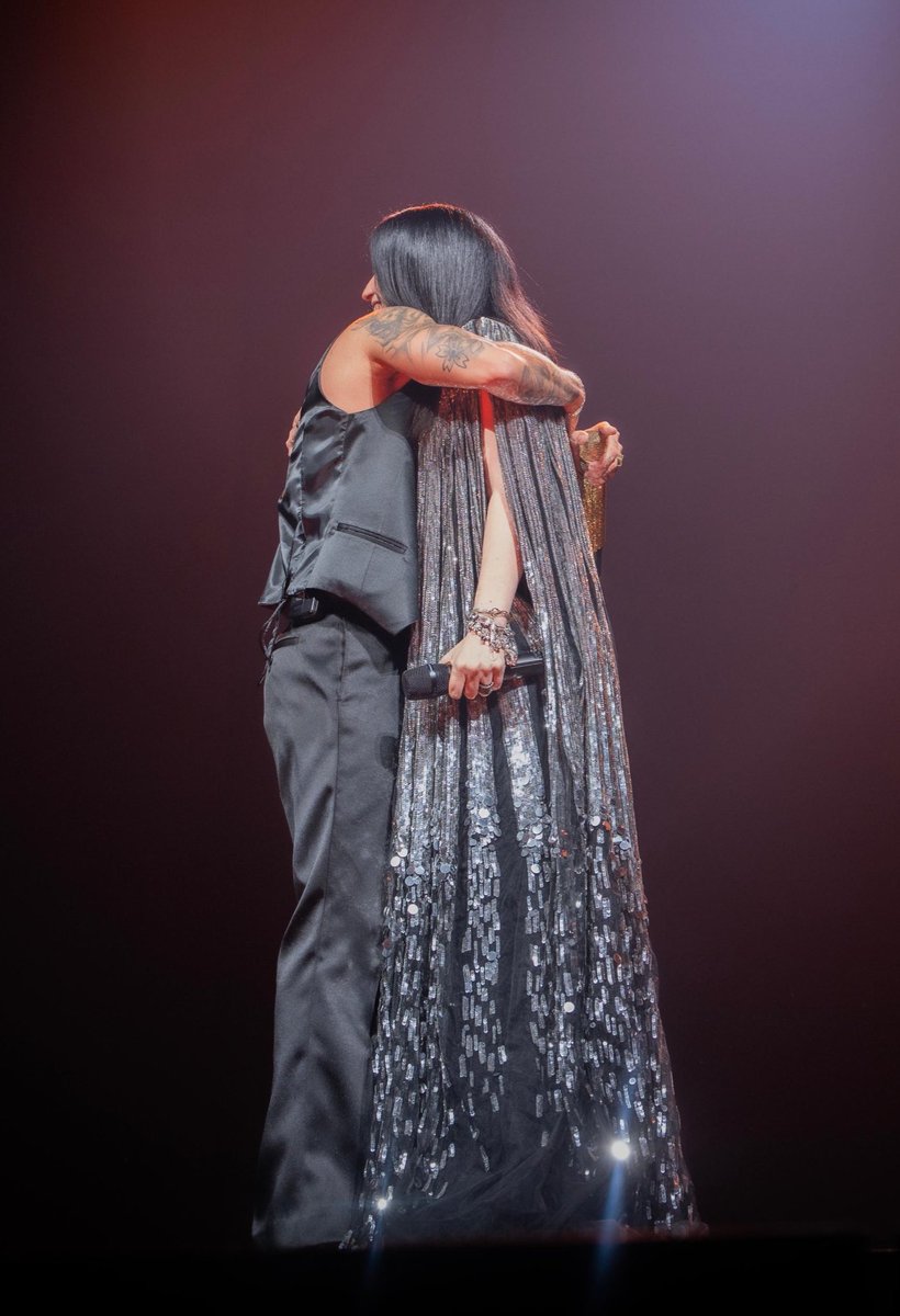 LauraPausini's tweet image. ITALIA ❤️ RAUW
@rauwalejandro’s concert in Milan, Italy, yesterday night was Amazing!
Our first time singing together on stage 💥
Te quiero mucho amigo,Gracias