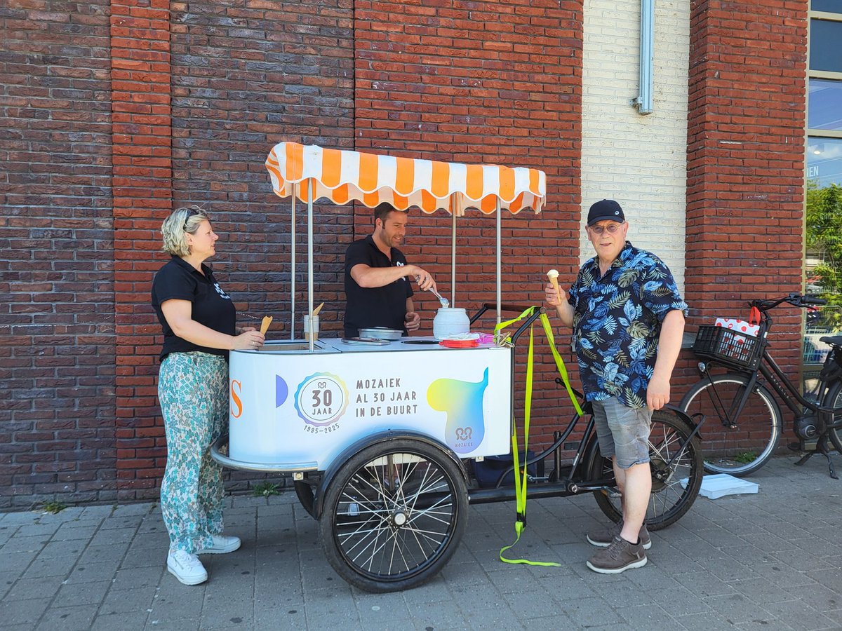 Mozaïek welzijn bestaat 30 jaar. Gefeliciteerd. Wie jarig is trakteert hadden ze bedacht. Op diverse locaties werden ijsjes uitgedeeld.