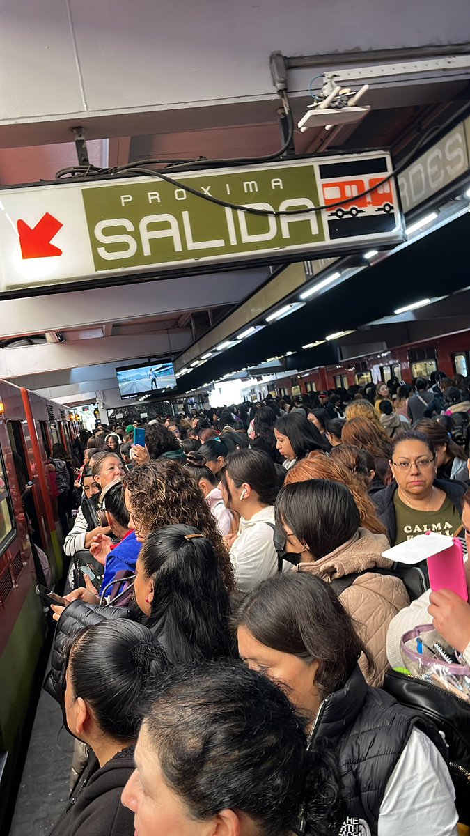 dany_v03's tweet photo. @MetroCDMX Y en estos momentos en indios verdes, saturación total y no avisan que pasó https://t.co/VGlbtWC3TY