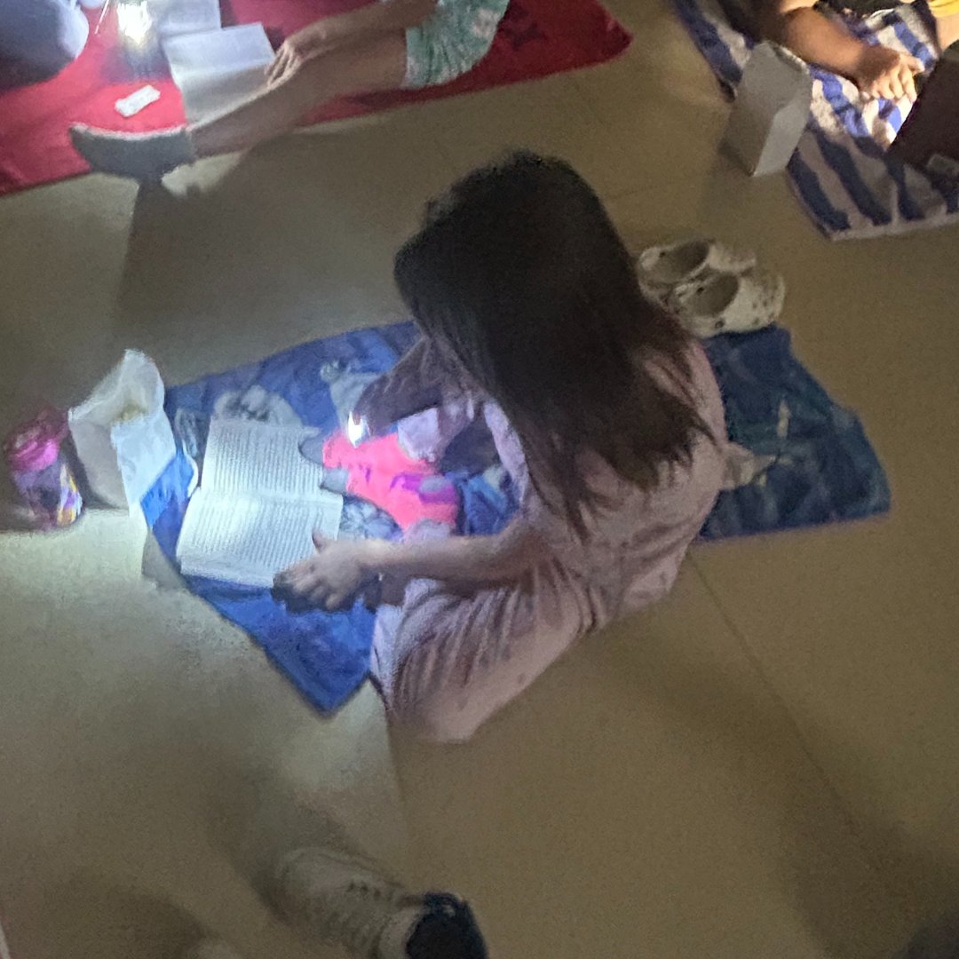 🌧️📚 During a rainy summer school day, Espy Elementary students participated in a "Read In." 📖💧