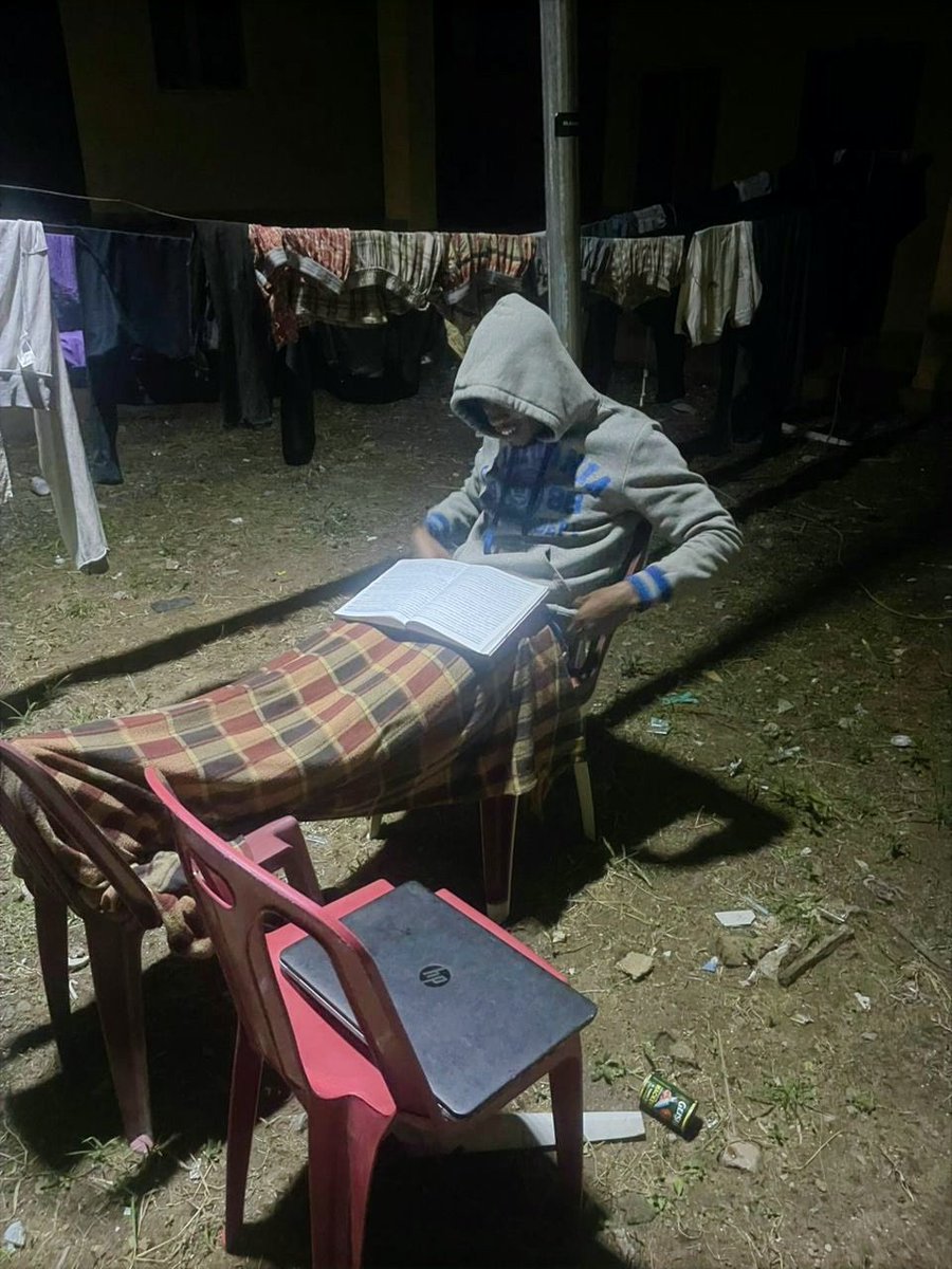 Campus9jaa's tweet image. Hey Nigerian students, you ever tried this?

For how many hours can you stay like this, reading?
#Nigeria #unilife