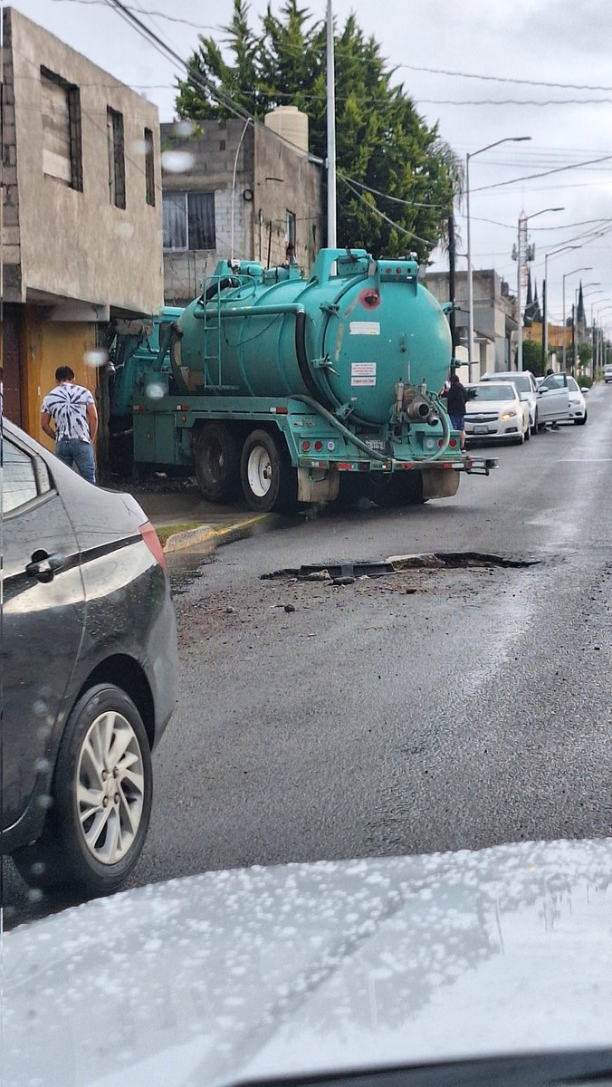david_texis's tweet photo. @pepechedrauimx Que bueno que tienes la intención, pero ve lo que acaba de provocar tu trabajo por los baches qué no atienden aun después de varios reportes @laredcincoradio @pepechedrauimx @soyluisgabriel1 @PueblaAyto https://t.co/YCF0XXPbRp