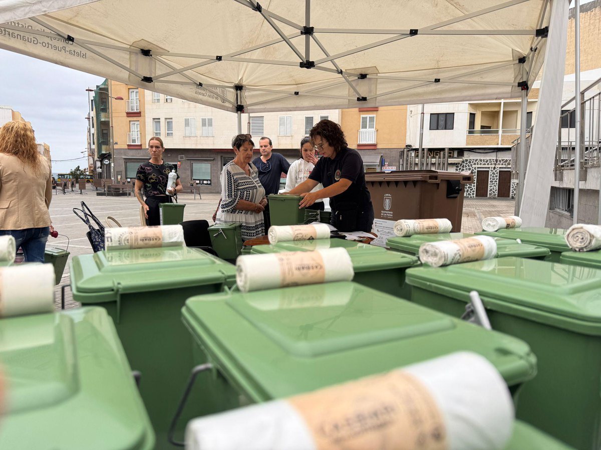 aytolpgc's tweet photo. 📍¿Vives en Guanarteme? 

🟤 El #ContenedorMarrón para residuos orgánicos ya ha llegado a tu barrio

📢 Durante esta semana instalamos un stand informativo para dar a conocer la iniciativa en la Plaza del Pilar

✍️¡Inscríbete!

📲Enlace de inscripción: https://t.co/uZLLXR3Te4 https://t.co/ORQrcJvd7D