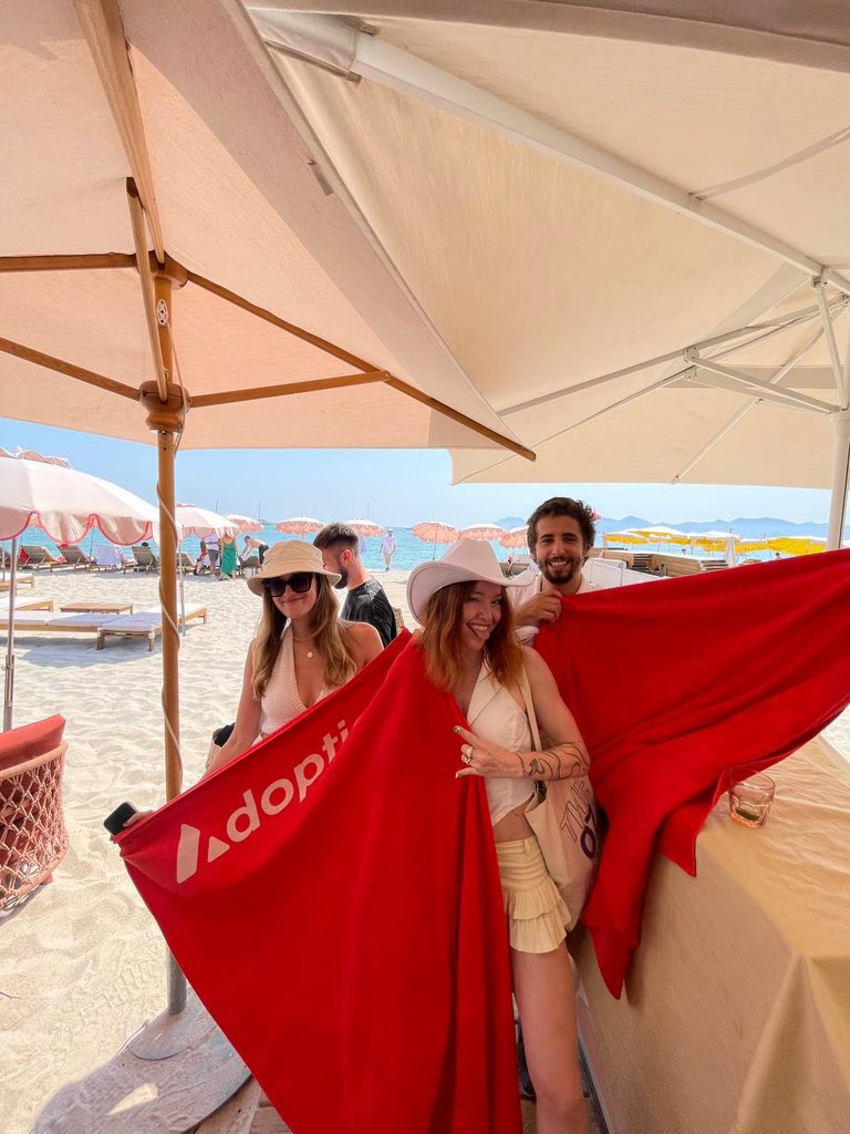 🔺doption in motion at our Cannes beach break, don’t forget your sunscreen ! 🏖️