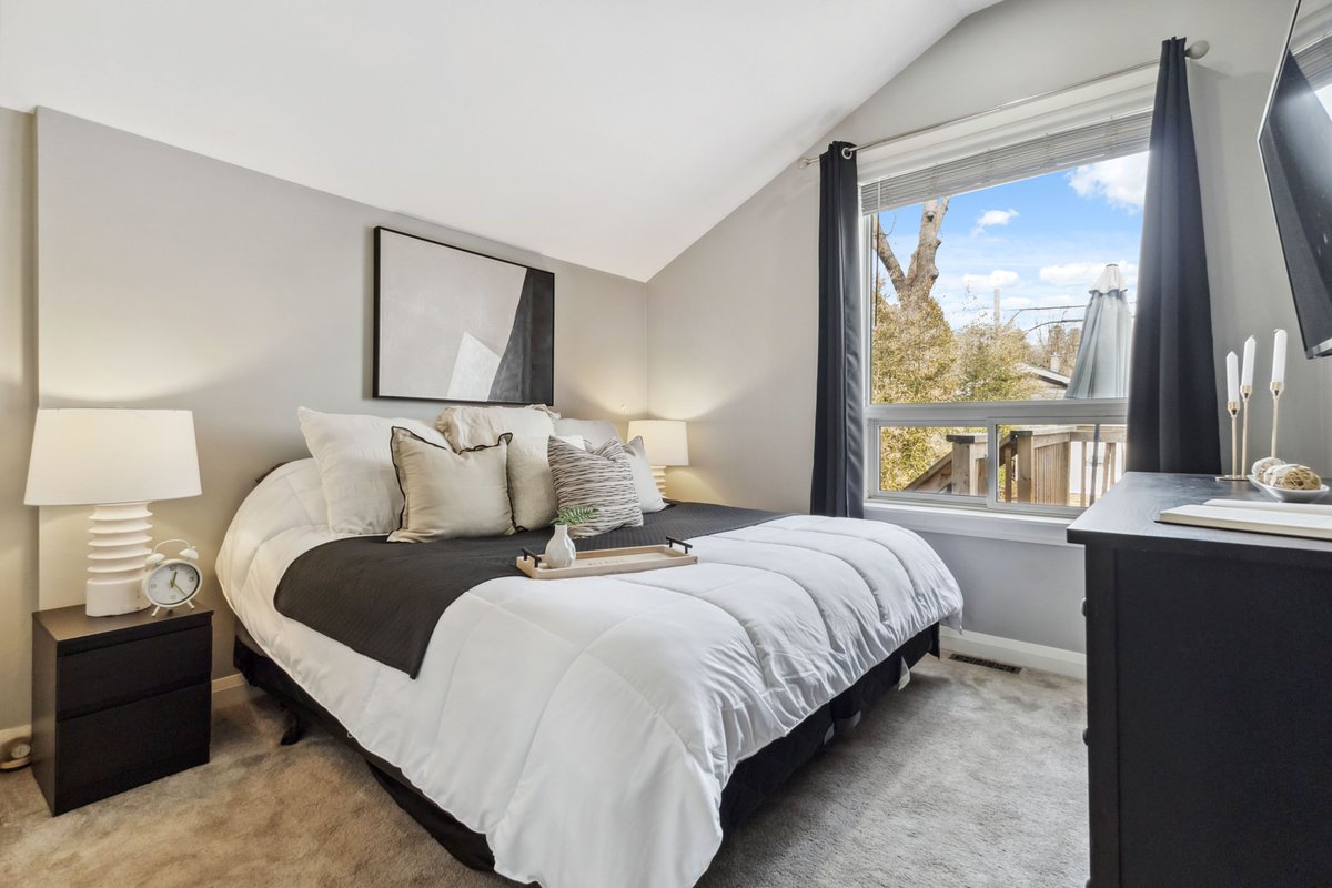 TeamGlasser's tweet photo. This 3-bed, 2-bath open-concept bungalow blends charm with modern luxury! 🏡 Featuring:

Located steps from shopping, transit, and right across from East Carling Public School. This one checks all the boxes! 🛋️🌳

#TeamGlasser https://t.co/Rflecxl5wy