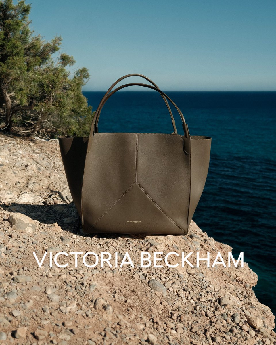 victoriabeckham's tweet image. Defined by clean lines and signature V stitched panels, the Victoria Tote is a forever travel companion.
Shop now >> victoriabeckham.visitlink.me/6XB7SF
#VBHighSummer