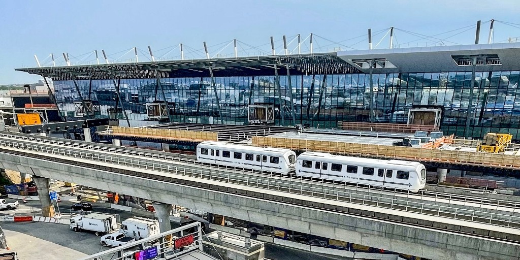 Peak summer travel + construction of #AWholeNewJFK = congested roadways.

AirTrain JFK fare is 50% off ($4.25) June 30 through Labor Day. Save money and time by taking the train or <a href="/LIRR/">LIRR</a> (20 mins from NY Penn or Grand Central to AirTrain JFK).

More info: ow.ly/1hHp50SzZx7