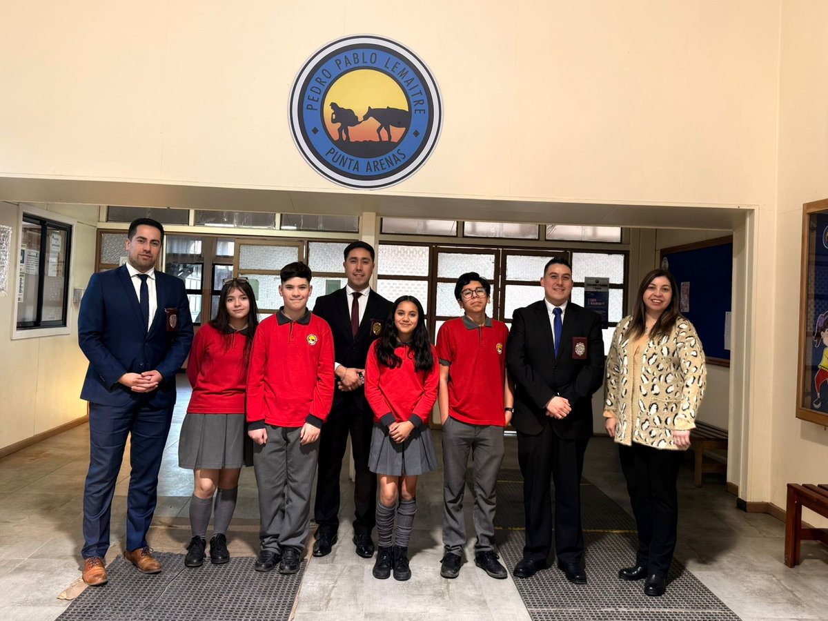 PDI_Magallanes's tweet photo. 🕵🏻‍♂️🕵🏻‍♀️ Detectives de la BICRIM  #PuntaArenas realizaron una charla a alumnos del colegio Pedro Pablo Lemaitre sobre la labor que realiza la PDI. También abordaron temáticas como el grooming y entregaron recomendaciones para evitar riesgos asociados al uso de redes sociales. 
#puq https://t.co/j1QlpwCNVA