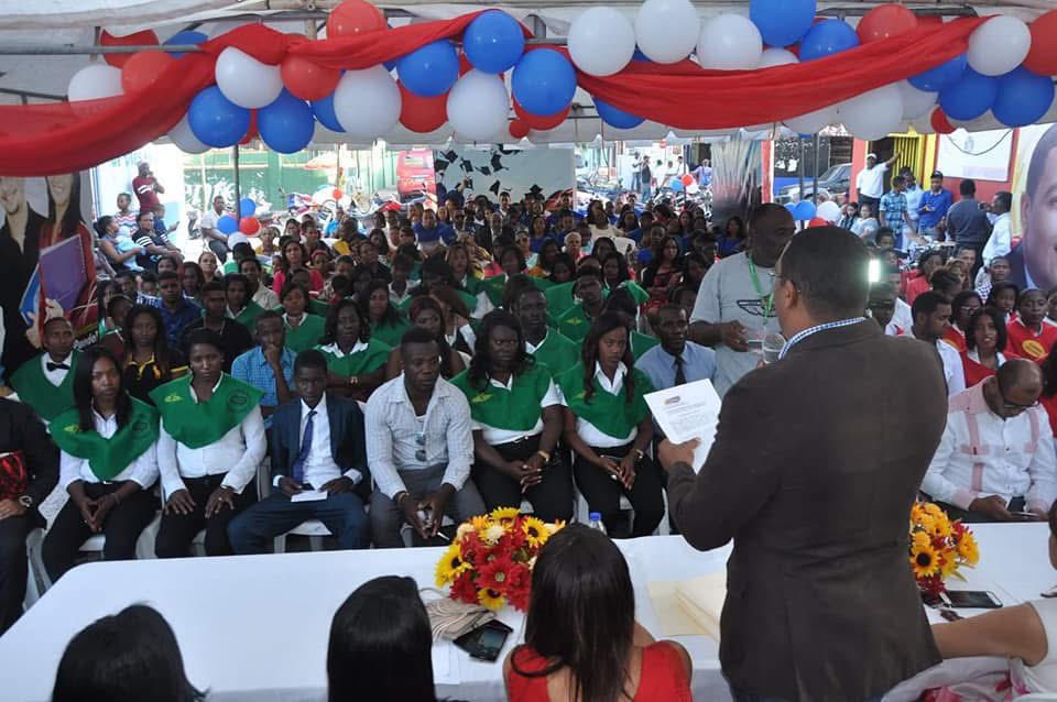 Feliz Día Maestros y Maestras ! 

Celebremos este día con gran júbilo por nuestros maestros que en medio de las vicisitudes decidieron dedicar su vida a la formación. Su labor titánica, llena de pasión y sacrificio, transforma el presente y el futuro de nuestros hijos.