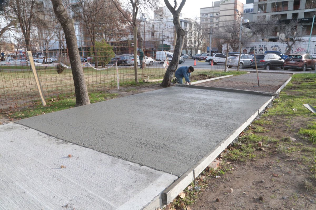 Estamos renovando 5 espacios verdes simultáneamente🌳 ¡Y se vienen más obras! El superávit permite embellecer plazas y parques, incluyendo la restauración de La Trochita y mejoras en el Balcón del Valle. Próximas intervenciones en Plaza Manuel Ulloa y Canal V.