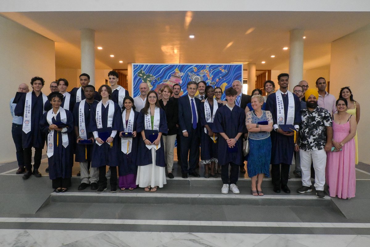 Thierry Mathou (@thierry_mathou) on Twitter photo Félicitations à la promotion 2025 du Lycée français international de Delhi #LFID pour ses excellents résultats !
En présence de la sénatrice <a href="/scazebonne/">Samantha Cazebonne</a>, j’ai remercié le proviseur François Pavé, les enseignants et tout le personnel pour leur engagement auprès des élèves. Félicitations à la promotion 2025 du Lycée français international de Delhi #LFID pour ses excellents résultats !
En présence de la sénatrice <a href="/scazebonne/">Samantha Cazebonne</a>, j’ai remercié le proviseur François Pavé, les enseignants et tout le personnel pour leur engagement auprès des élèves.