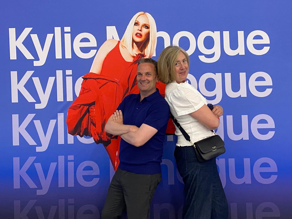 AusAmbFR's tweet image. Paris a vibré sur le son de notre icône 🇦🇺 Kylie Minogue hier soir ! L’Ambassadrice Lynette Wood et l’ex-Ambassadeur @Brendan_Berne ont eu la chance d’assister à ce concert inoubliable 🎶✨
