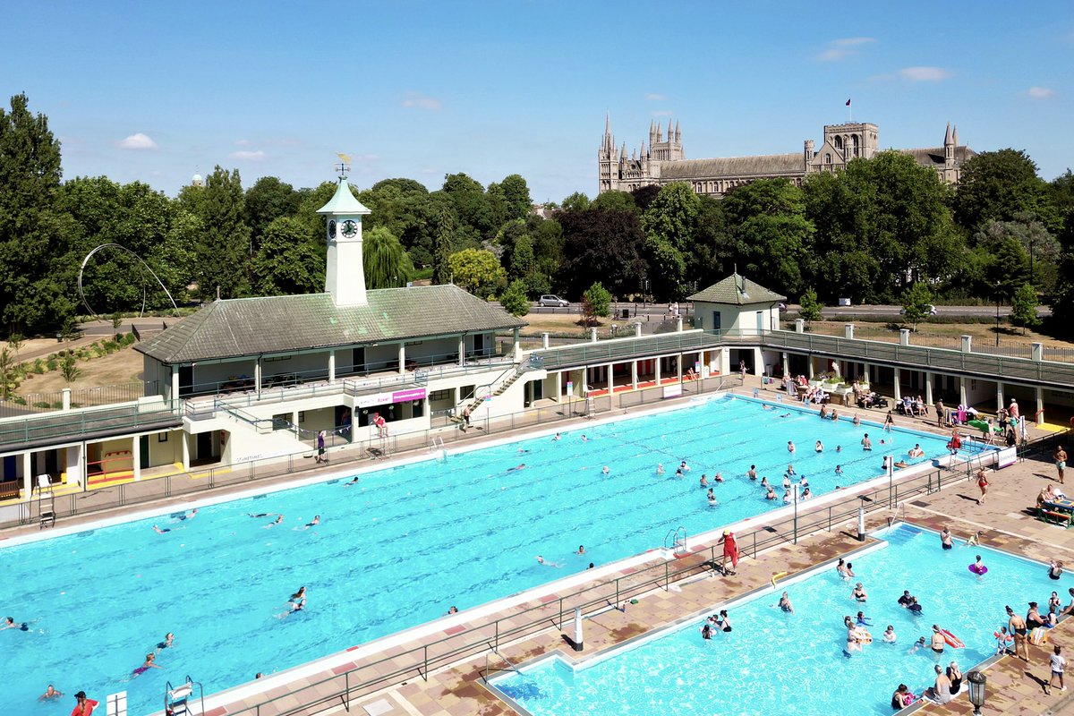 jjgiddens's tweet image. People cool off in Peterborough Lido and play golf on scorched fairways at Thorpe Wood golf course, as Monday is set to be one of the hottest June days on record, with highs of 34C