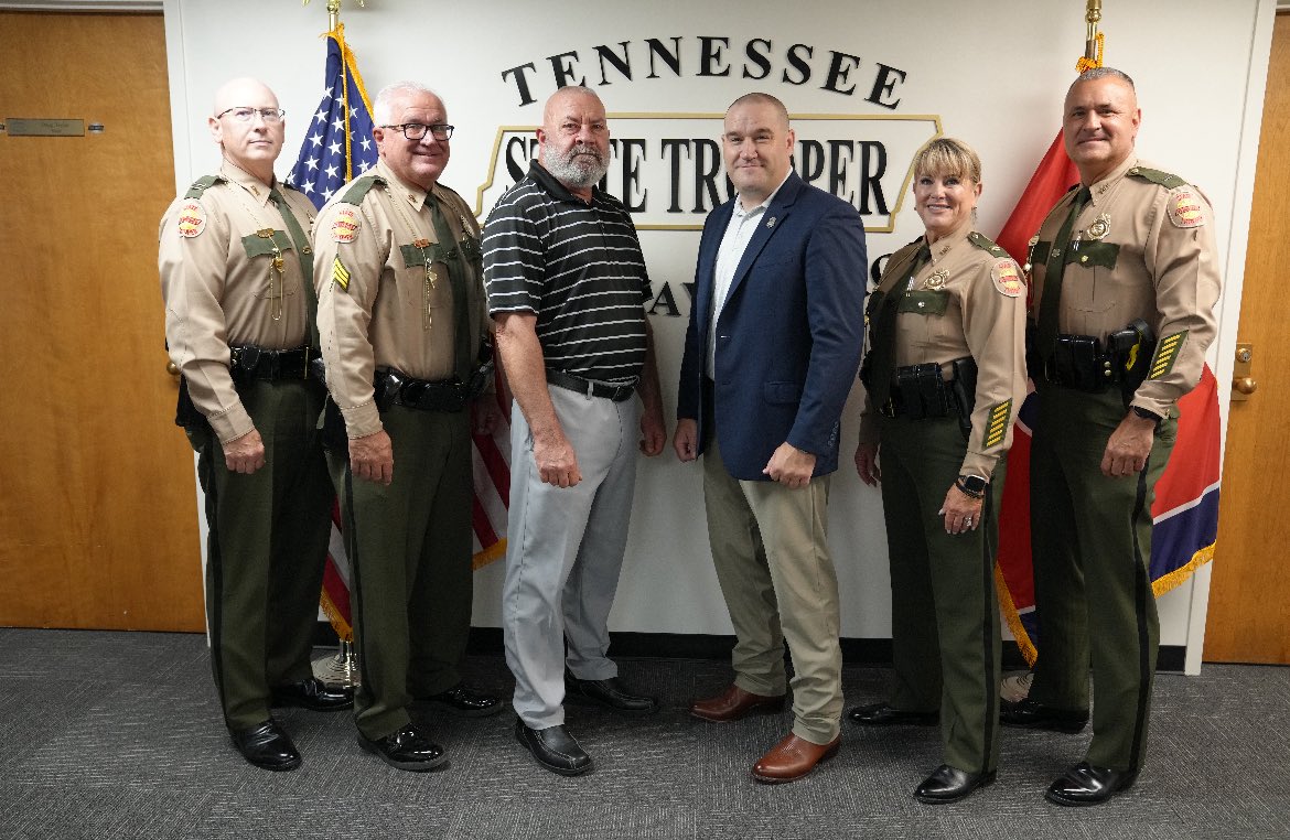 THP_Colonel's tweet image. After 27 years, Lieutenant Jeff Cook of the @THPCookeville District has retired. Thank you for your service to the great state of Tennessee. Congratulations on your retirement, and best wishes for your next chapter.