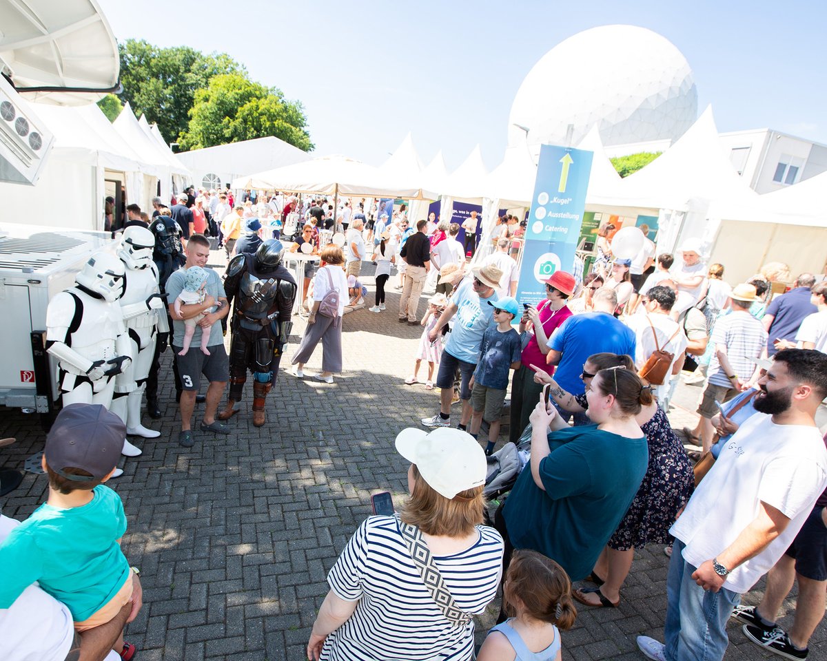 🌞 Strahlender Sonnenschein &amp; innovative Radartechnik am #TagderoffenenTür des Fraunhofer FHR! 📡 Über 3500 Gäste erlebten das Weltraumbeobachtungsradar TIRA und viel mehr. Voll besetzte Vorträge und Selfies mit 🤖 'Sternenkriegern'! 📸 #FraunhoferFHR #Innovation #CommunityEvent