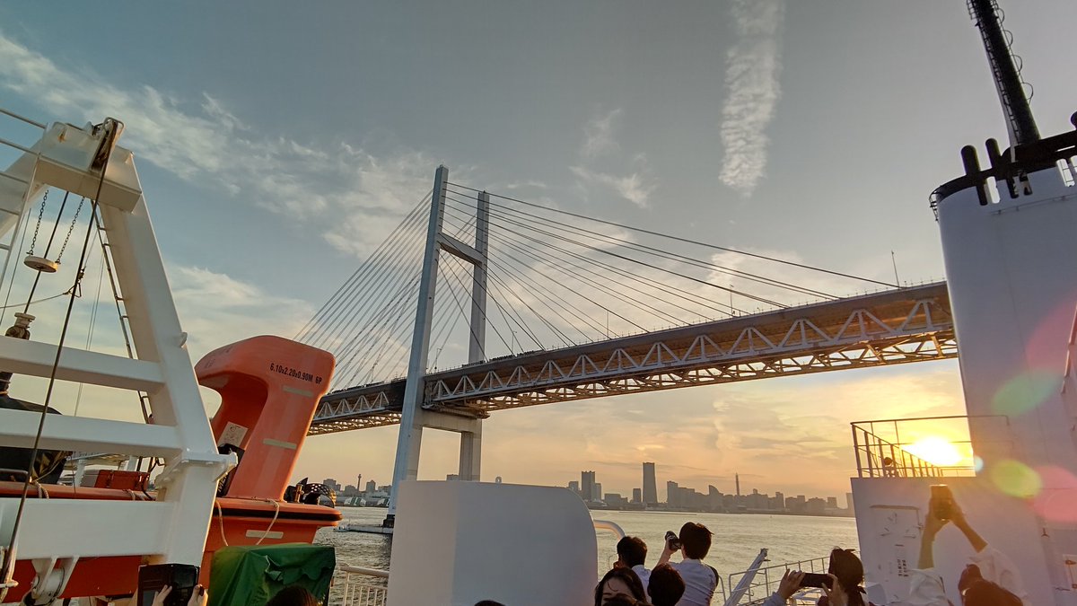 r34net's tweet photo. 土曜に東海汽船の夜景クルーズ行ってきた
結���ぎゅうぎゅうで景色見るのちょっと一苦労だった

大桟橋から船に乗るのと
ベイブリッジをくぐる実績解除
いつか飛鳥ⅲ乗ってみたい https://t.co/GNk6ZnC1y2