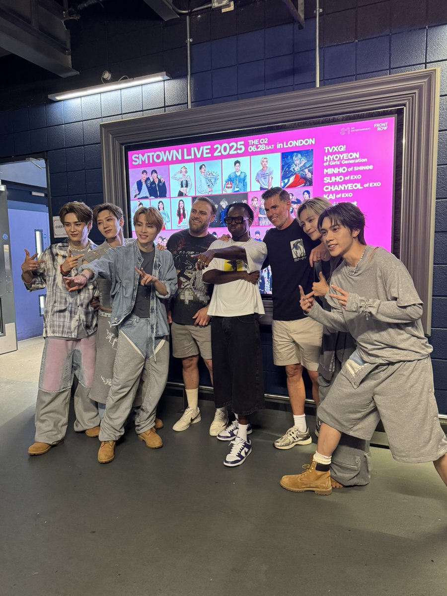 jeffreythekiddd's tweet image. the 🇰🇷 boys are back in town!🇬🇧
.
from writing some of their biggest hits me &amp;amp;the legends @LDNNOISE finally got to meet the whole gang of @WayV_official @NCTsmtown !! 
.
ty @SMTOWNGLOBAL 
.
#smtownlive #wayv #kun #tenten #xiaojunwayv #hendery #yangyang #kpop #nct