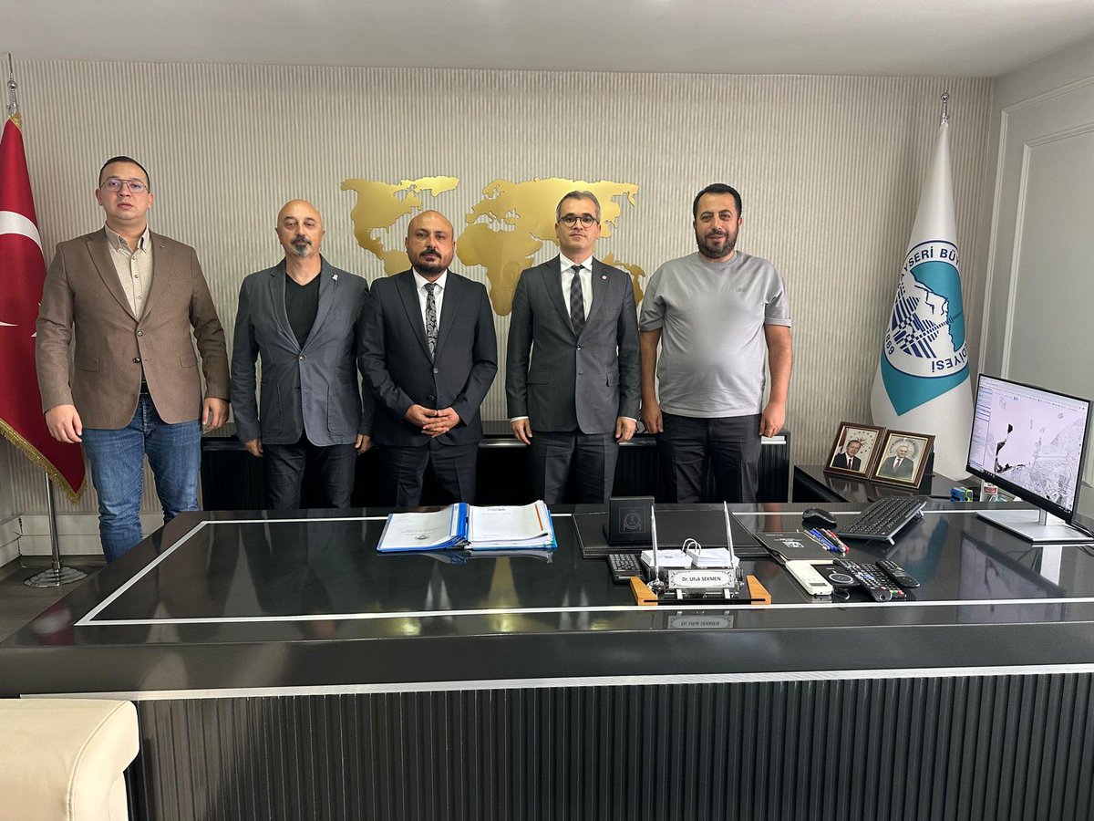 Şube Başkanımız Sayın Süleyman VAROL ve beraberindeki yönetim kurulu üyelerimiz, değerli üyemiz Kayseri Büyükşehir Belediyesi Genel Sekreter Yardımcısı Sayın Ufuk SEKMEN’ i makamında ziyaret ederek hayırlı olsun dileklerini ilettiler. Yeni görevinde kendisine başarılar dileriz.