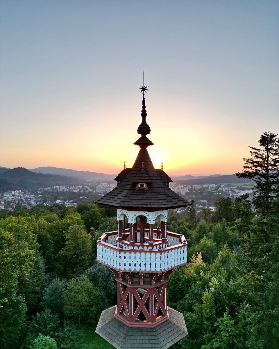 Esta preciosa torre-mirador de Rožnov pod Radhoštěm fue construida según los planos del arquitecto Dušan Jurkovič en el Museo al Aire Libre de Valaquia.

📷 @visit_valassko #visitczechia #arquitecturacheca