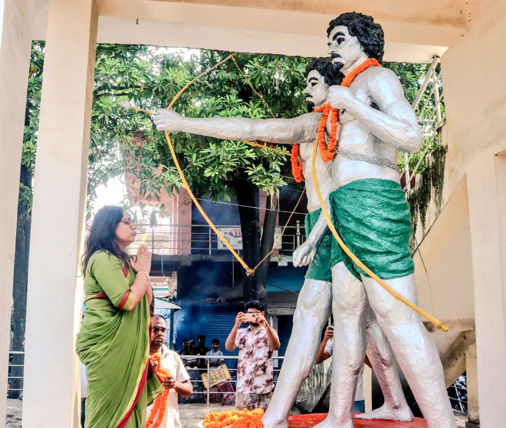 आज हूल क्रांति दिवस के अवसर पर पुलिस अधीक्षक ,गोड्डा सहित अन्य वरीय अधिकारियों के साथ कारगिल चौक अवस्थित वीर शहीद सिदो-कान्हू जी की प्रतिमा पर माल्यार्पण कर उन्हें श्रद्धा-सुमन अर्पित किया।उनके अदम्य साहस और बलिदान को शत्-शत्  नमन।