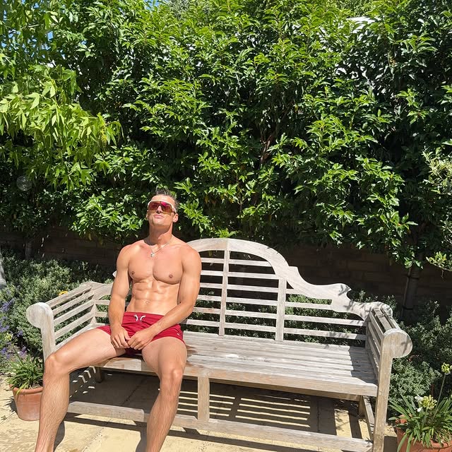 Asher4ester's tweet image. Need a tan 😂