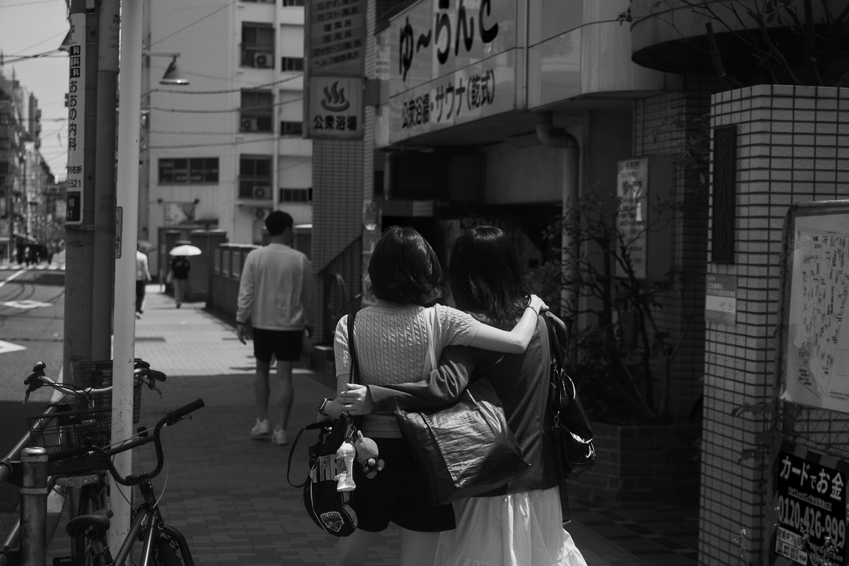 zauber2011's tweet photo. Sidewalk Embrace
#StreetPhotography #TokyoLife #CandidMoments #UrbanEmotions
#FriendshipInFocus #CityStroll #HumanConnection #EverydayTenderness
#JapaneseStreets #SunlitStories
#毎スナ #モノクローム散歩 https://t.co/AO2VH8zLMg