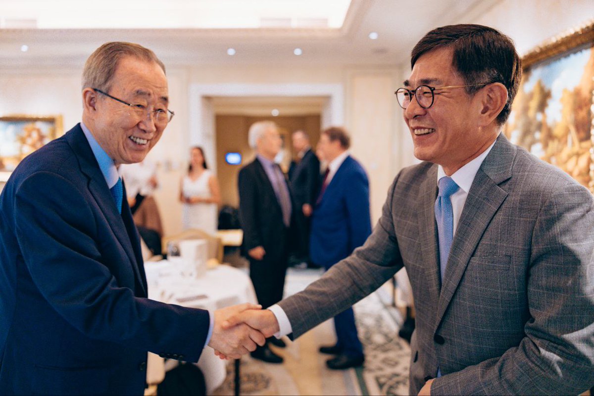 함상욱 대사는 6.24.(화) 비엔나에서 개최된 반기문세계시민센터(BKMC) 2025년 이사회 겸 총회에 참석하였습니다.

금번에는 반기문 제8대 유엔 사무총장, Heinz Fischer 제11대 오스트리아 대통령 등 이사진 약 20여명이 참석하여, BKMC 활동 현황 및 향후 운영 방향 등에 대해 의견을 교환하였습니다