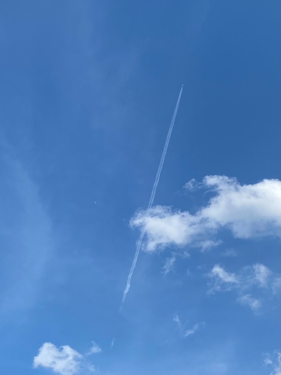 julesof1's tweet photo. 6/27/25 blue skies, but still spraying going on. #Chicago #StopSpraying #WeatherModification @nogps1 @Clearskiesinit https://t.co/ECFCCuzXQk