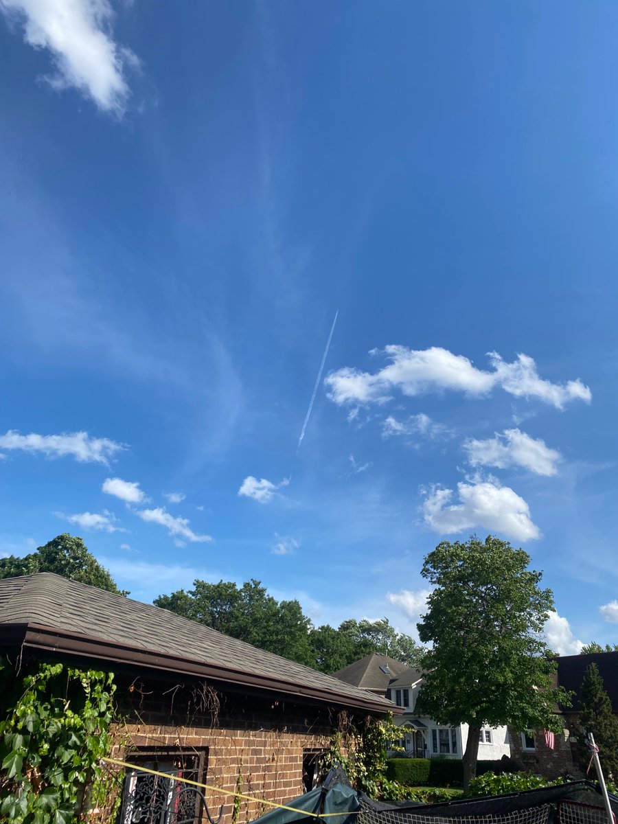 julesof1's tweet photo. 6/27/25 blue skies, but still spraying going on. #Chicago #StopSpraying #WeatherModification @nogps1 @Clearskiesinit https://t.co/ECFCCuzXQk