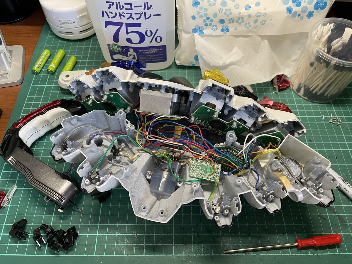 suna90147655's tweet image. 以前に改造したフォーゼドライバーを
久しぶりに触っていたら
スイッチ(赤)の反応が悪かったので
接点復活剤を細い筆でスイッチの隙間に
少し塗布。
古いスピーカーも
ストックしていたスピーカーへと交換し
音質も回復!
メンテナンスがしやすいように改造した
過去の自分、ありがとう👍
#メンテ