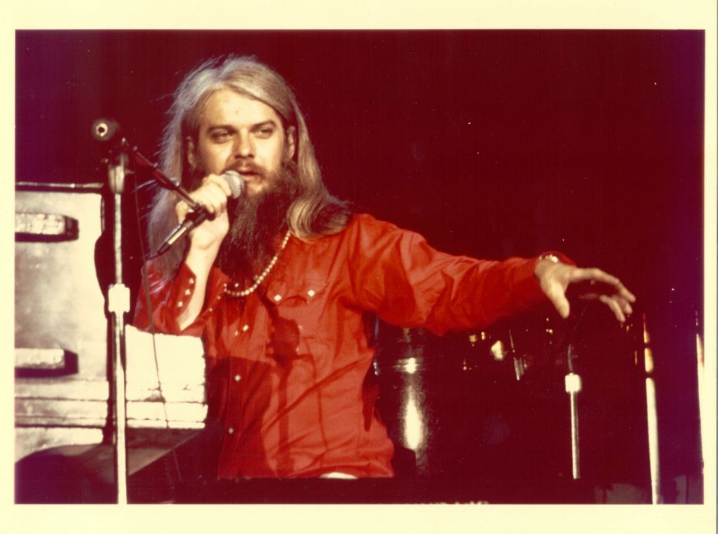 Only Leon Russell could make a pearl necklace and a red Western shirt look rock ‘n’ roll.  #LeonRussell #MosatMonday #Mosat #LiveMusic
