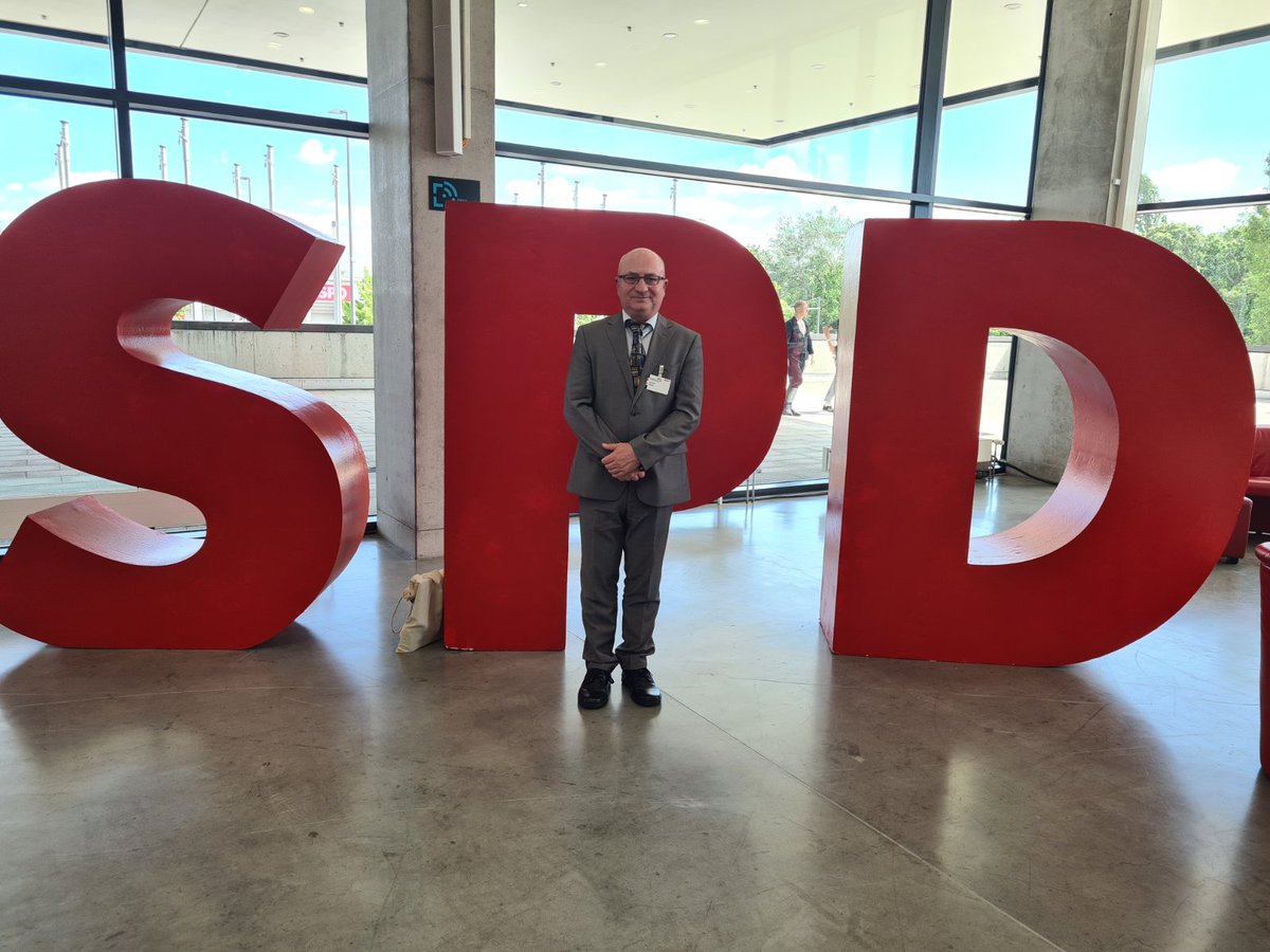 FesBulgaria's tweet photo. 27-29.06. в Берлин се проведе Конгресът на @spdde. Гости от българска страна бяха директорът на ФФЕ, Жак Папаро, председателят на БСП и вицепремиер, Атанас Зафиров и председателят на МO БСП и председател на Парламентарната комисия по въпросите на младежта и спорта, Габриел Вълков https://t.co/cybd1M4DUz