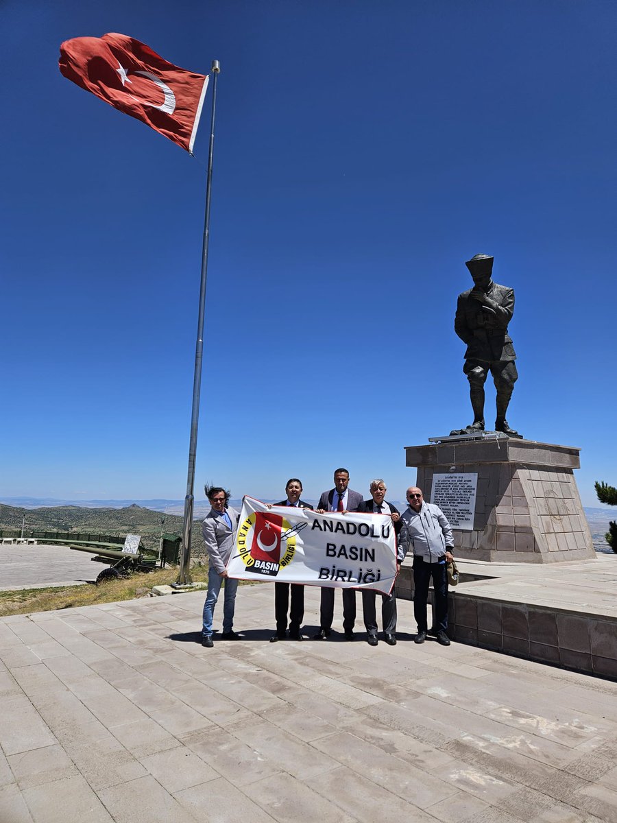 ANADOLU BASIN BİRLİĞİ KOCATEPE’DE 
Anadolu Basın Birliği Genel Başkanı Mehmet Bora Zor, Genel Başkan Yardımcısı Tarık Bakır ve beraberindeki üyeler Atatürk’ün  Kurtuluş savaşının emrini verdiği Kocatepe’yi ziyaret etti.