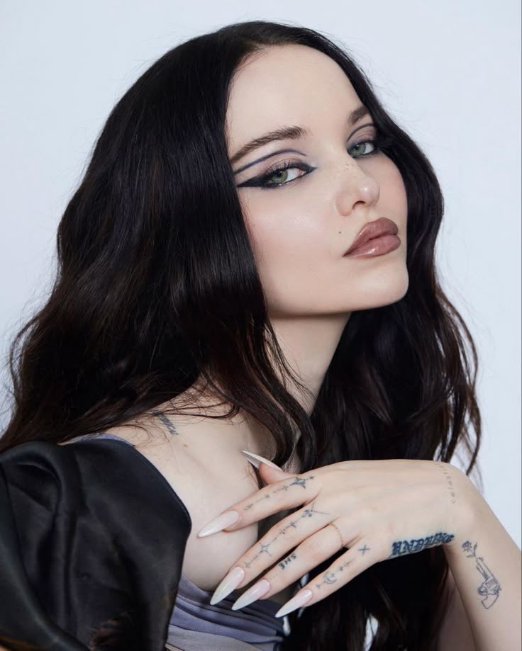 dove_charts's tweet image. 🚨.@ColumbiaRecords and @disruptorrecs continue their sabotage to @DoveCameron’s carrer by copyrighting the videos of her latest release ‘ROMEO’ despite them not promoting the song ANYWHERE.