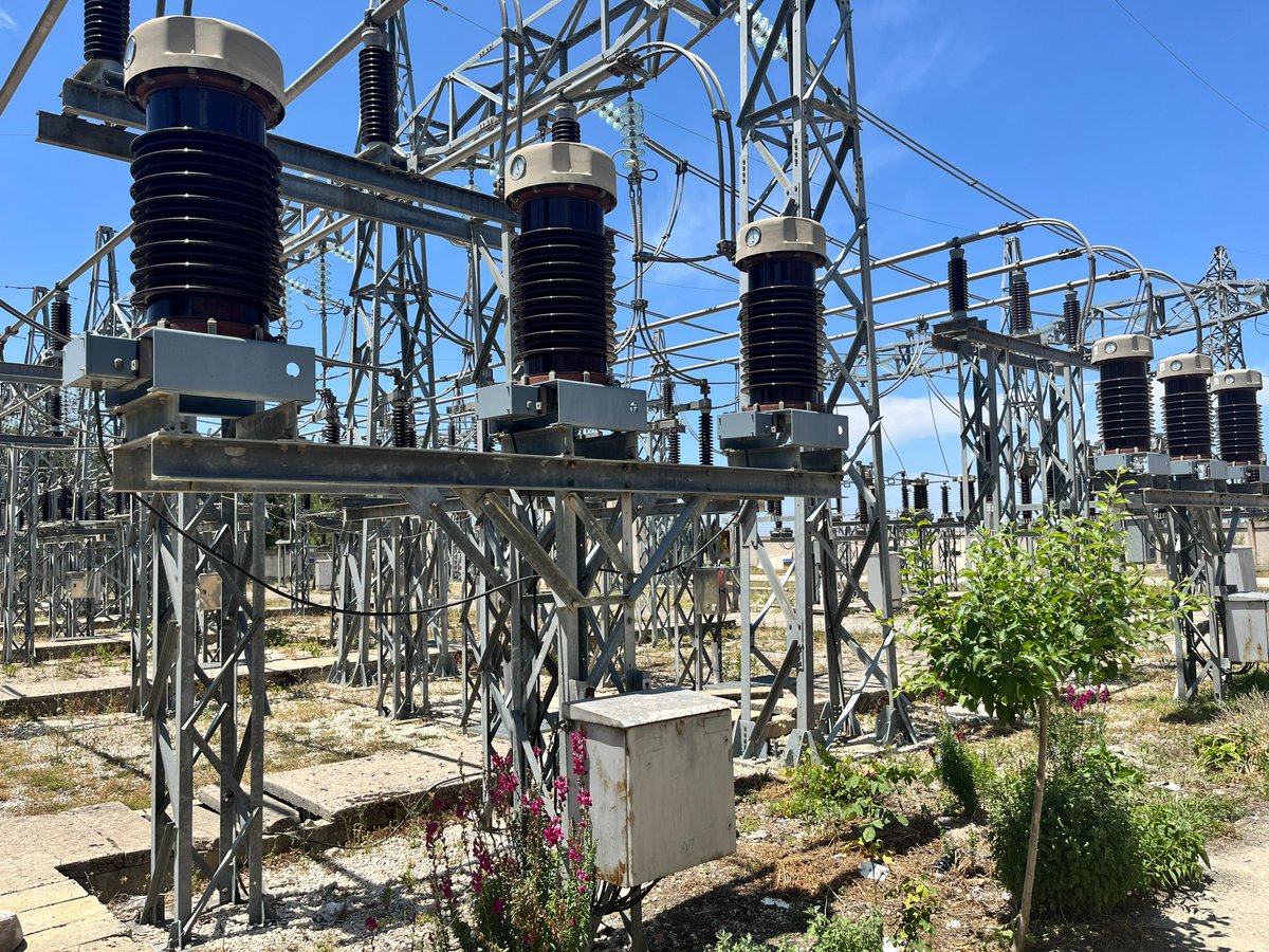 ICRC_sy's tweet image. When power is stable, life gets brighter.
@ICRC & @SYRedCrescent , installed a new power line from Al Qadmous electrical substation in Tartous to improve electricity supply to the town’s water pumping station, bakery and hospital, to serve the community more consistently.