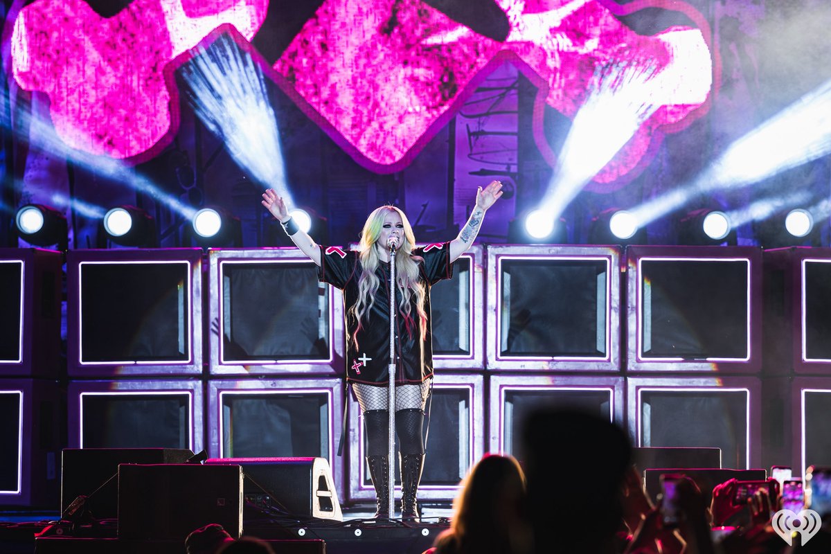iHeartRadioCA's tweet photo. ππΌ @AvrilLavigne closed out @AYFFest with a bang!! π©·π€πΌπ€
#avrillavigne #avril #AYFF #allyourfriendsfest #livemusic https://t.co/86sFoJkFJC