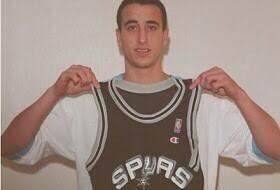 Spurs_Latam's tweet photo. Un día como hoy pero en 1999, los Spurs elegían en el Draft a Manu Ginobili👃

A pesar de que no llegó a la franquicia hasta la temporada 2002/03, a día de hoy es de los mejores jugadores en nuestra historia y sin dudas, uno de los más queridos.

De Argentina 🇦🇷 para el mundo. https://t.co/VJwlzwKN8M