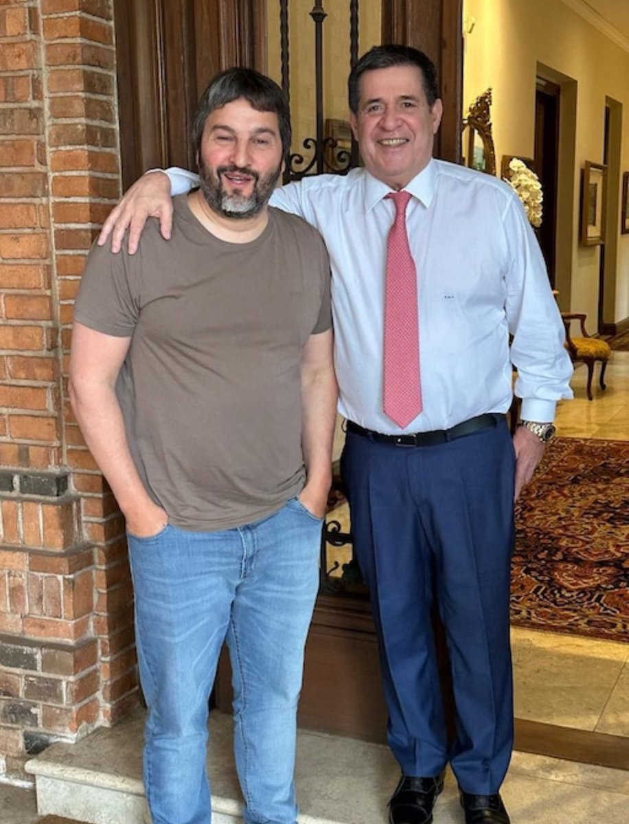 Él es Ariel García, uno de los dueños de HLB. Al lado, de traje, el expresidente de Paraguay, Horacio Cartés. Mentor político del actual mandatario e investigado por corrupción. La foto, del 24 de noviembre de 2023. Si hay en el país vecino, créanme, hay acá. <a href="/diegocabot/">Diego Cabot</a>