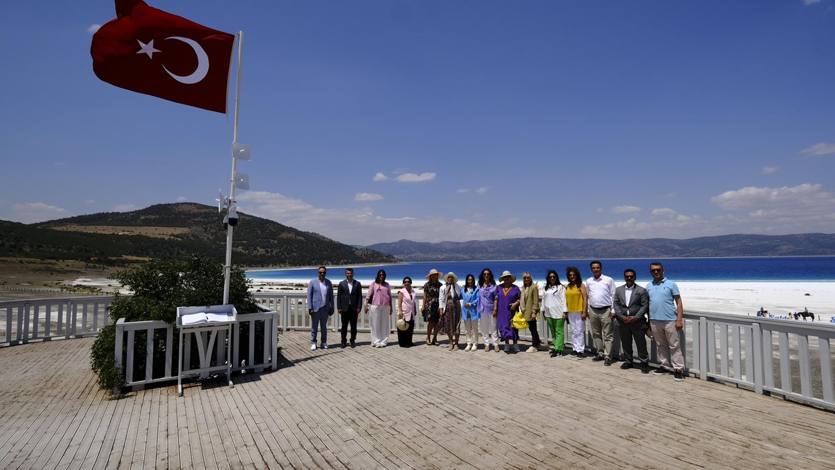 hatice_atan73's tweet photo. Burdur Valimiz Sayın Tülay Bilgihan’ ın ev sahipliğinde,
“Lavanta Hasat ve Sanat Günleri” kapsamında;
 📌Salda Gölü’ nün huzurundan
📌Mor tarlalarda lavanta hasadına,
📌Bakibey Konağında Burdur’ un coğrafi işaretli çalgıları sipsi ve cura eşliğinde söyleşinden
📌Koku atölyelerinde parfüm ve kolonya yapımına uzanan
dopdolu ve unutulmaz bir program gerçekleştirildi.
Doğanın büyüsüne ve lavantanın eşsiz kokusuna tanık olduk.

@AliYerlikaya 
@TBBilgihan
@BanuKarakuss
@Burdurvalilik